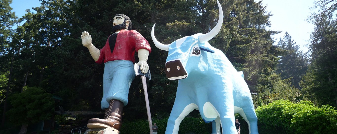 Giant Paul Bunyan and Babe the Blue Ox statues in Klamath
