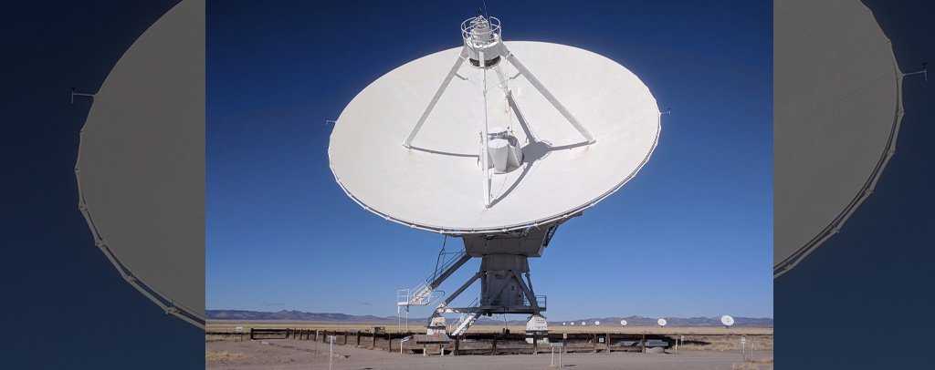 A giant radio antenna at the Very Large Array in New Mexico