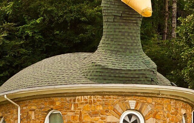 The giant goose-shaped Mother Goose House beside North Main Street in Hazard, Kentucky